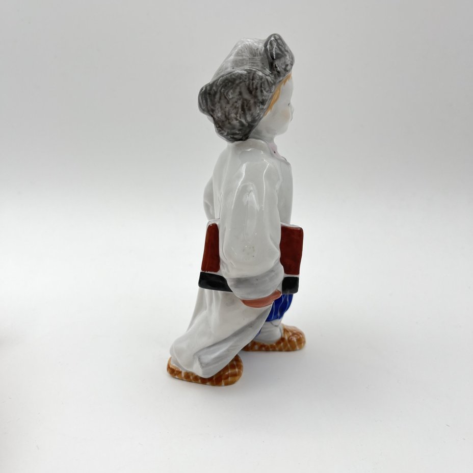 Статуэтка "Филиппок", скульптор А.Ф. Пахомов, фарфор, роспись, Ленинградский фарфоровый завод (ЛФЗ), СССР, 1960-1970 гг.