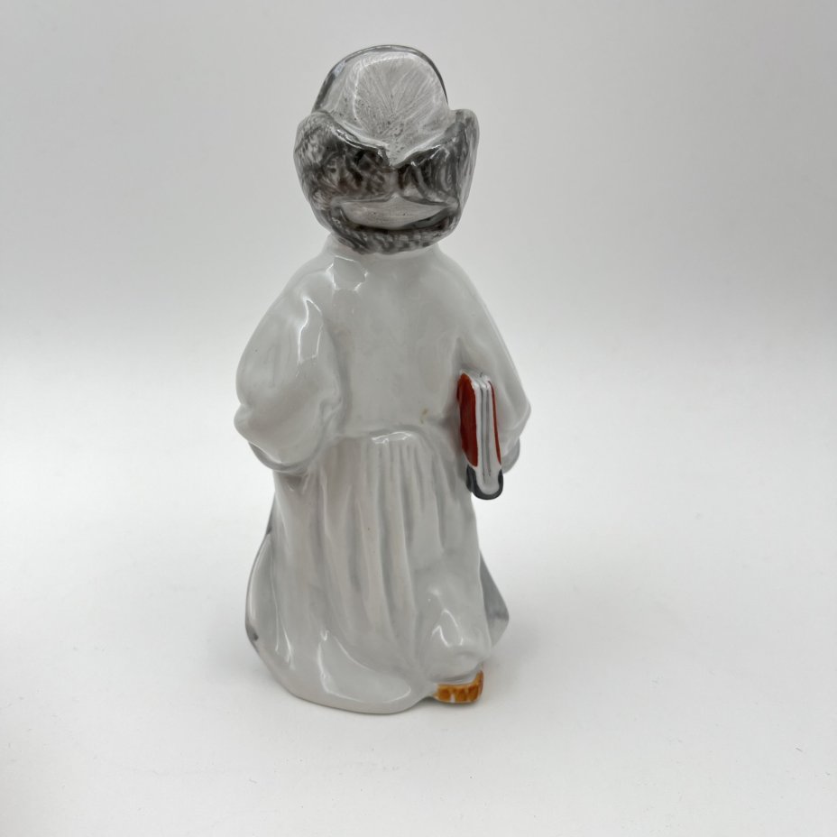 Статуэтка "Филиппок", скульптор А.Ф. Пахомов, фарфор, роспись, Ленинградский фарфоровый завод (ЛФЗ), СССР, 1960-1970 гг.