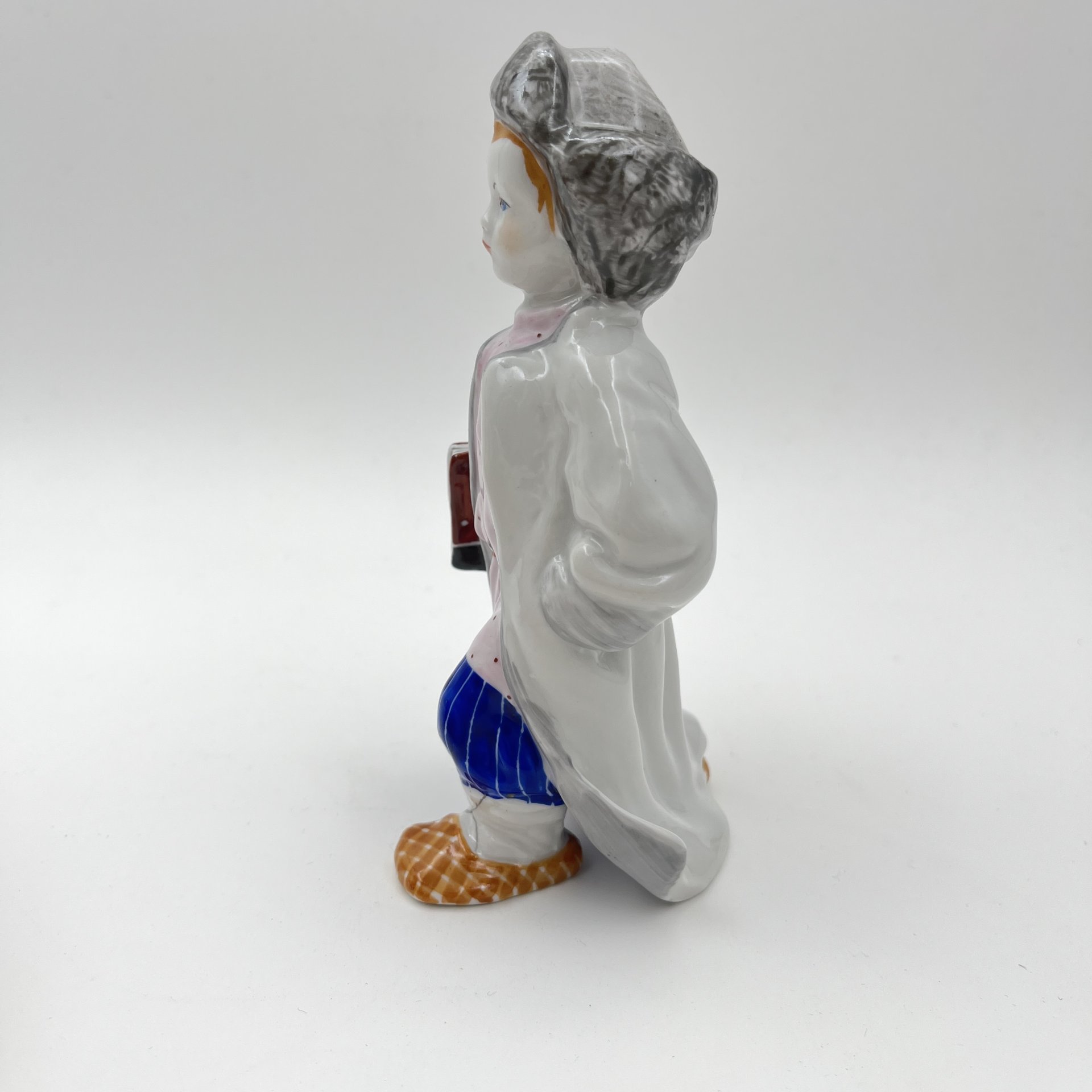Статуэтка "Филиппок", скульптор А.Ф. Пахомов, фарфор, роспись, Ленинградский фарфоровый завод (ЛФЗ), СССР, 1960-1970 гг.