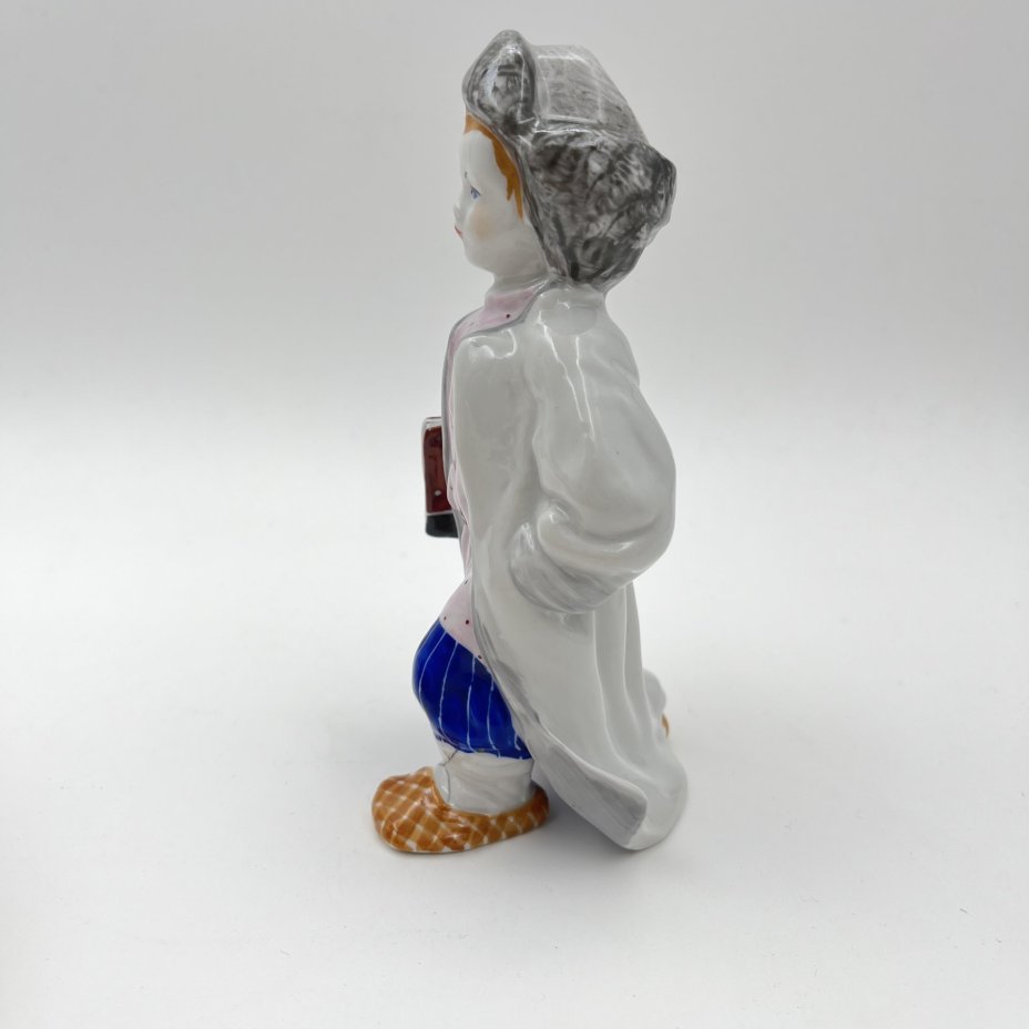 Статуэтка "Филиппок", скульптор А.Ф. Пахомов, фарфор, роспись, Ленинградский фарфоровый завод (ЛФЗ), СССР, 1960-1970 гг.