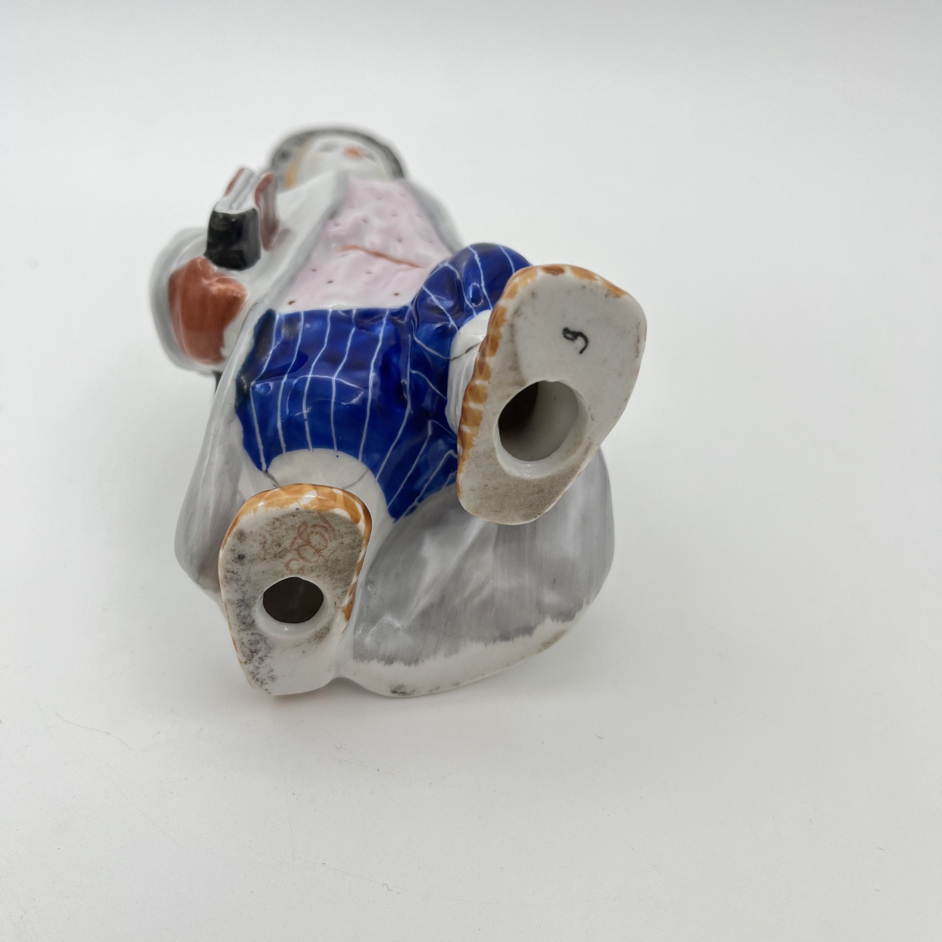 Статуэтка "Филиппок", скульптор А.Ф. Пахомов, фарфор, роспись, Ленинградский фарфоровый завод (ЛФЗ), СССР, 1960-1970 гг.