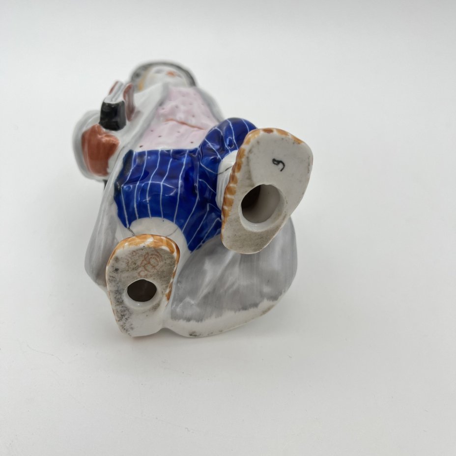 Статуэтка "Филиппок", скульптор А.Ф. Пахомов, фарфор, роспись, Ленинградский фарфоровый завод (ЛФЗ), СССР, 1960-1970 гг.