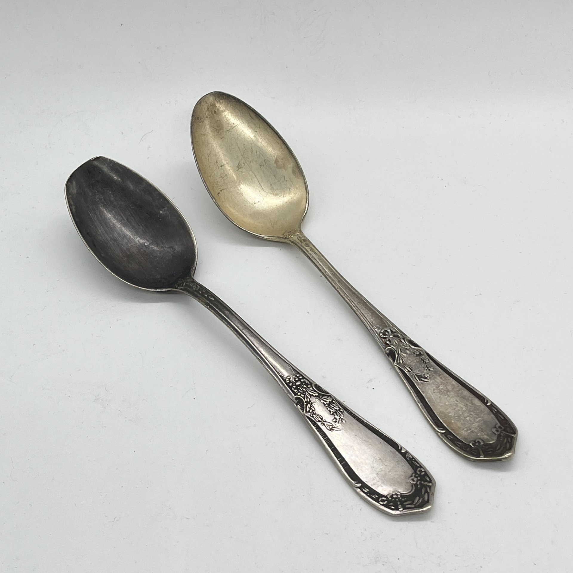 Набор из 2 столовых ложек с фигурным растительным декором на ручках, мНЦ (медь-никель-цинк), Киевский завод столовых приборов и посуды им. Дзержинского (ЗiД, ЗиД), СССР, 1950 г.