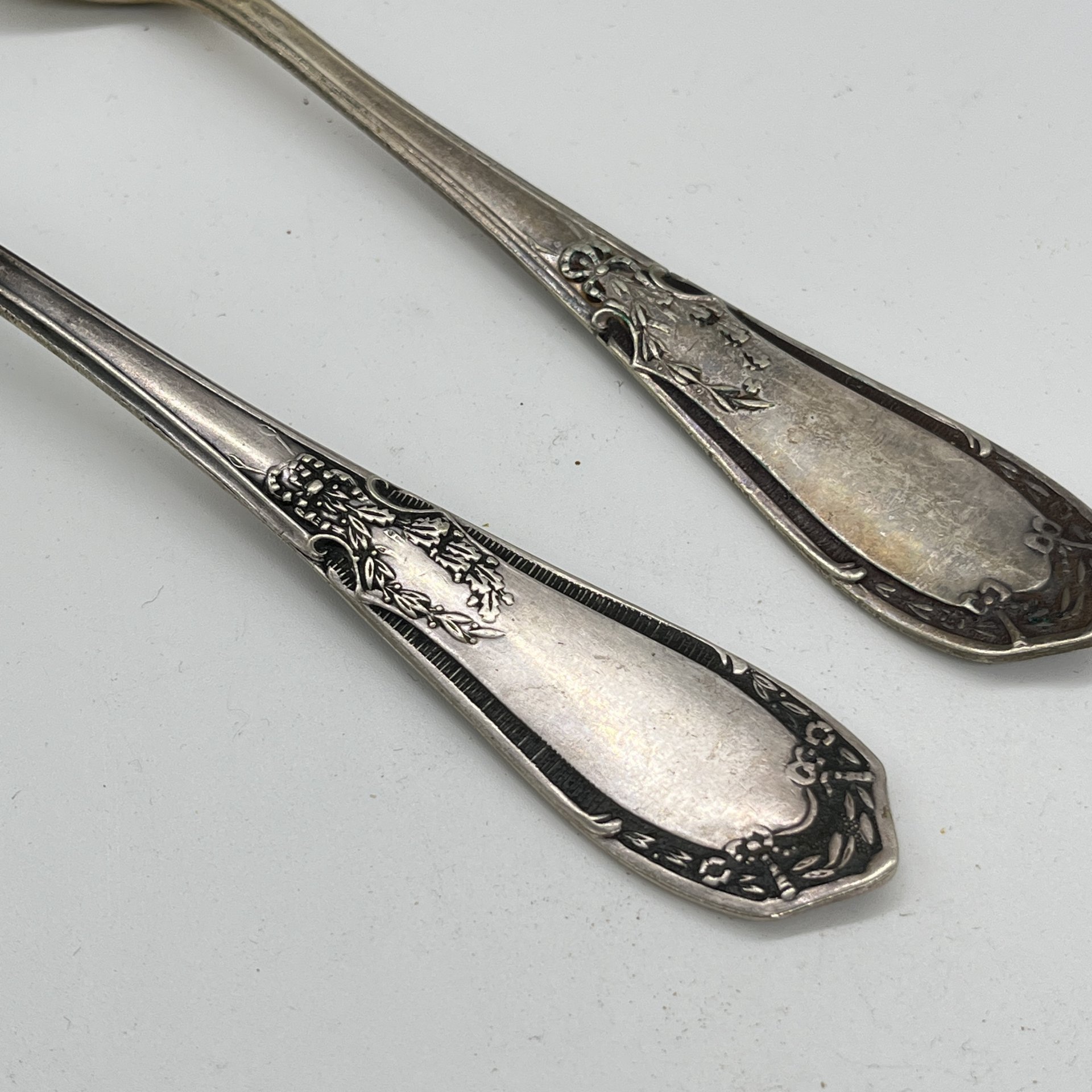 Набор из 2 столовых ложек с фигурным растительным декором на ручках, мНЦ (медь-никель-цинк), Киевский завод столовых приборов и посуды им. Дзержинского (ЗiД, ЗиД), СССР, 1950 г.