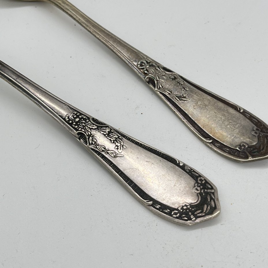 Набор из 2 столовых ложек с фигурным растительным декором на ручках, мНЦ (медь-никель-цинк), Киевский завод столовых приборов и посуды им. Дзержинского (ЗiД, ЗиД), СССР, 1950 г.