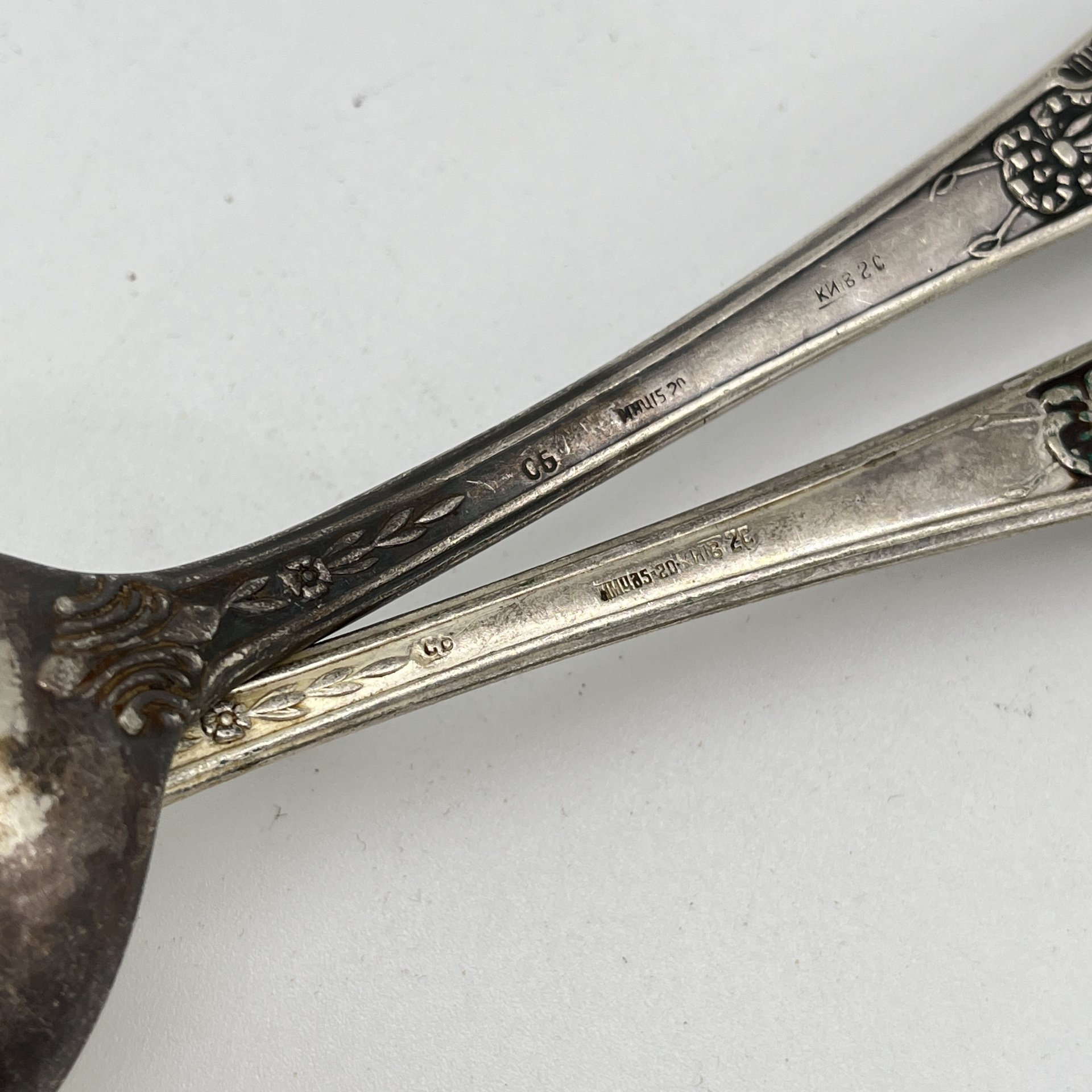 Набор из 2 столовых ложек с фигурным растительным декором на ручках, мНЦ (медь-никель-цинк), Киевский завод столовых приборов и посуды им. Дзержинского (ЗiД, ЗиД), СССР, 1950 г.