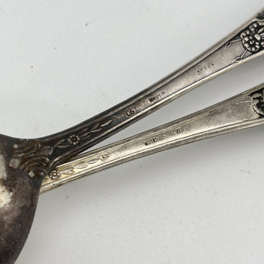 Набор из 2 столовых ложек с фигурным растительным декором на ручках, мНЦ (медь-никель-цинк), Киевский завод столовых приборов и посуды им. Дзержинского (ЗiД, ЗиД), СССР, 1950 г.