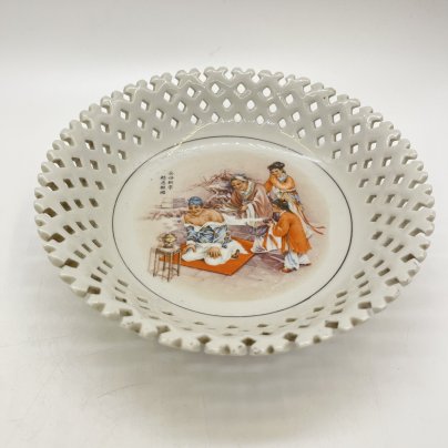 Тарелка с ажурным бортом и изображением жанровой сцены, фарфор, печать, Китай, 1960-1990 гг.