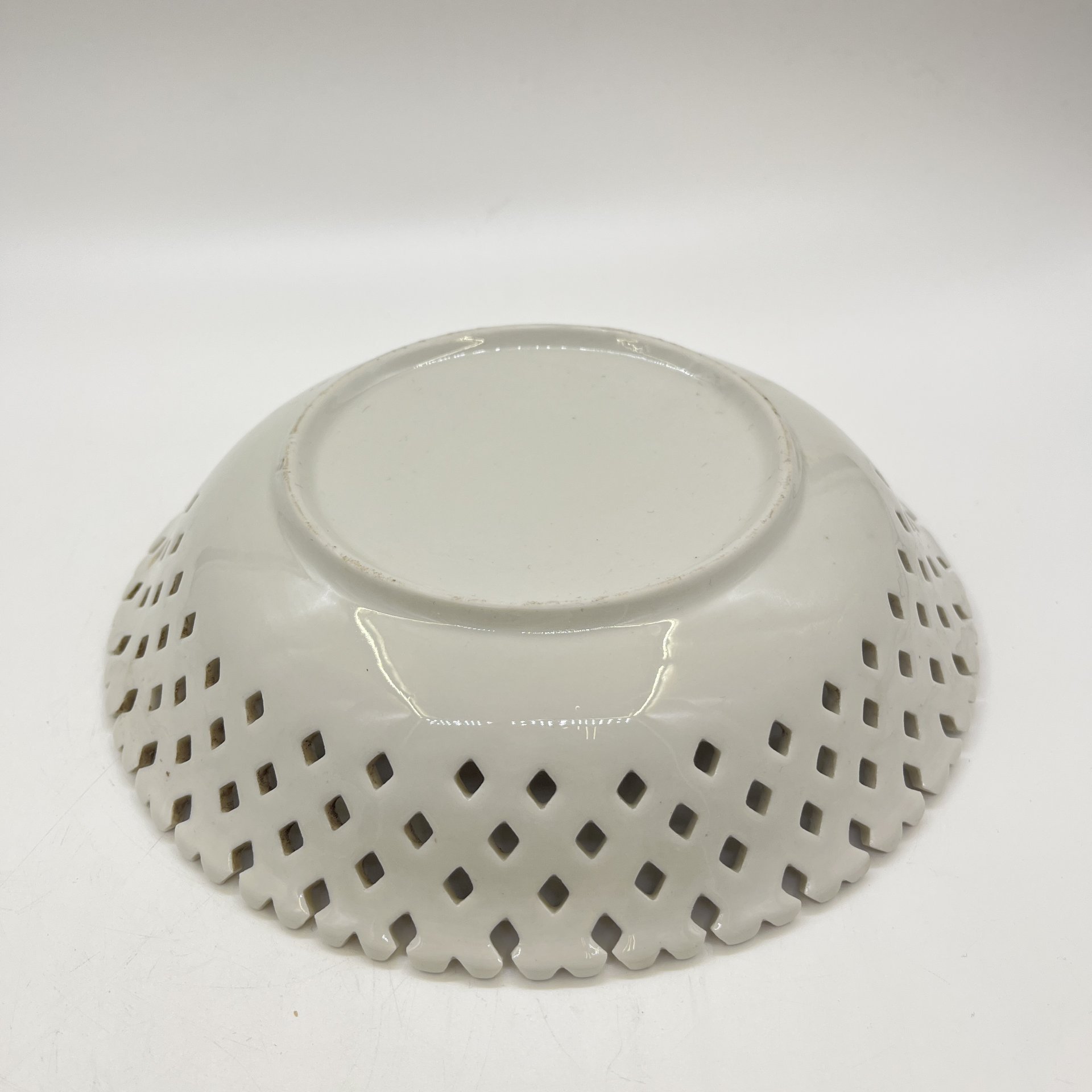 Тарелка с ажурным бортом и изображением жанровой сцены, фарфор, печать, Китай, 1960-1990 гг.