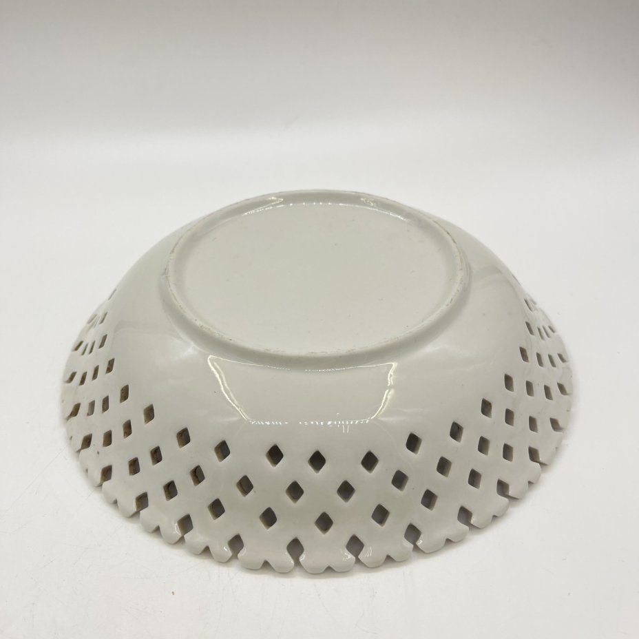 Тарелка с ажурным бортом и изображением жанровой сцены, фарфор, печать, Китай, 1960-1990 гг.