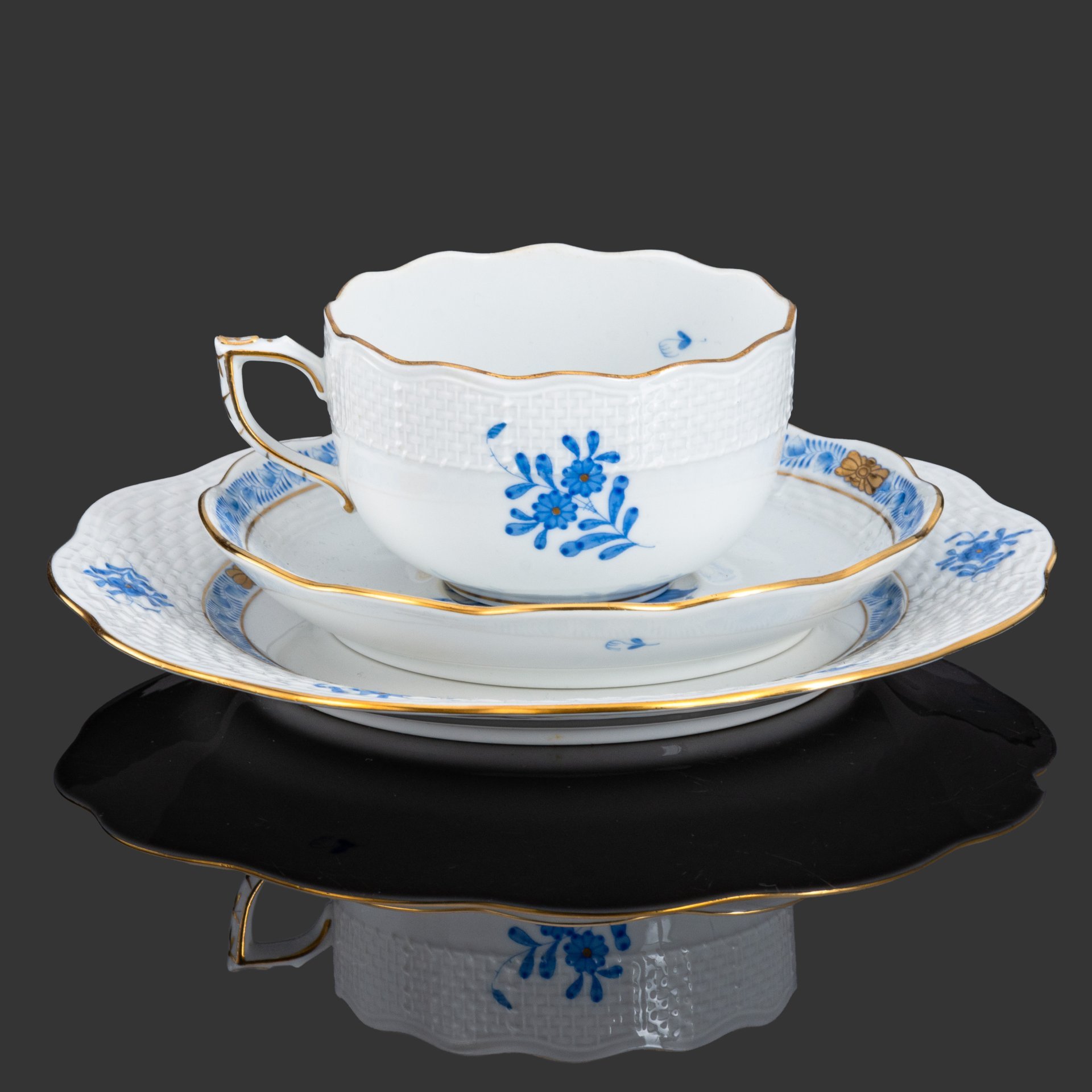 Трио чайное, выполненное в фирменном дизайне "Chinese Bouquet" ("Apponyi Blue"), фарфор, роспись, золочение, Herend (Херенд), Herend (Херенд)
