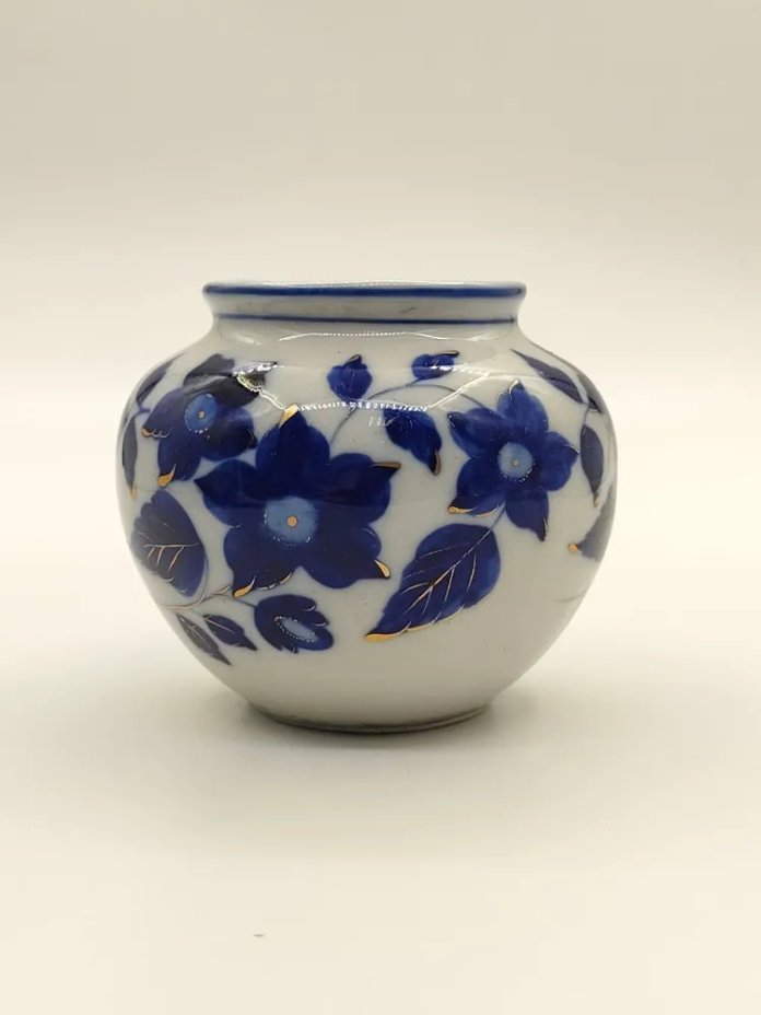 Ваза миниатюрная, украшенная цветочным декором, фарфор, роспись, золочение, Турыгинский фарфоровый завод артели «Художественная керамика» (Гжель), СССР, 1940-1950 гг.