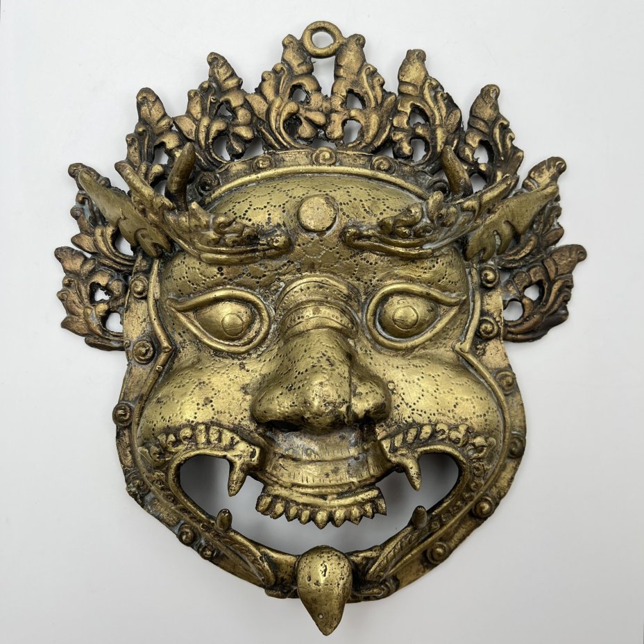 Настенный декор-маска "Махакала" (божество в буддизме, охранник и защитник учения Будды), металл, литье, Азия, 1970-1990 гг.