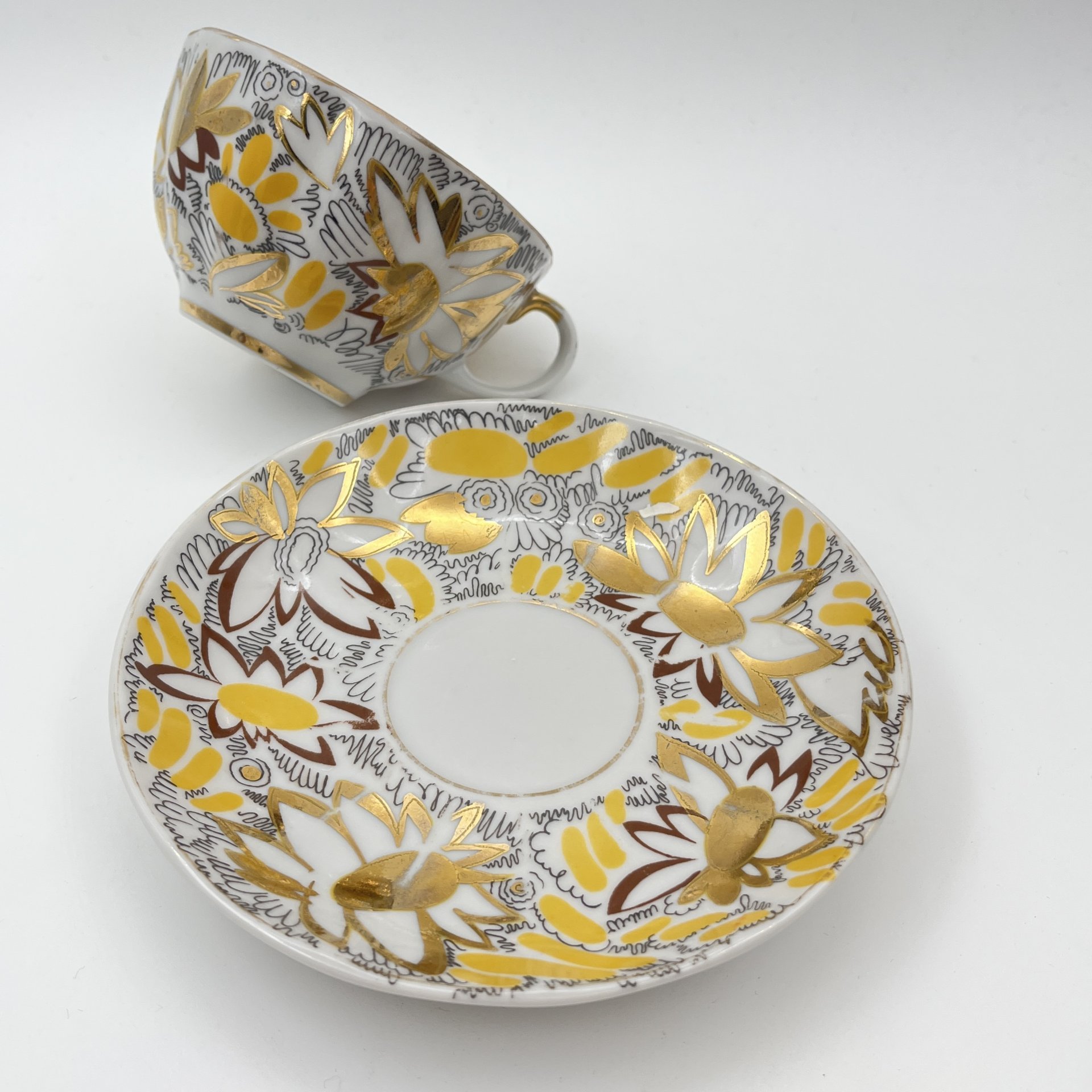Пара чайная "Золотые ромашки", автор росписи Л.И. Григорьева, форма "Тюльпан", фарфор, деколь, золочение, Ленинградский фарфоровый завод (ЛФЗ), СССР, 1970-1986 гг.