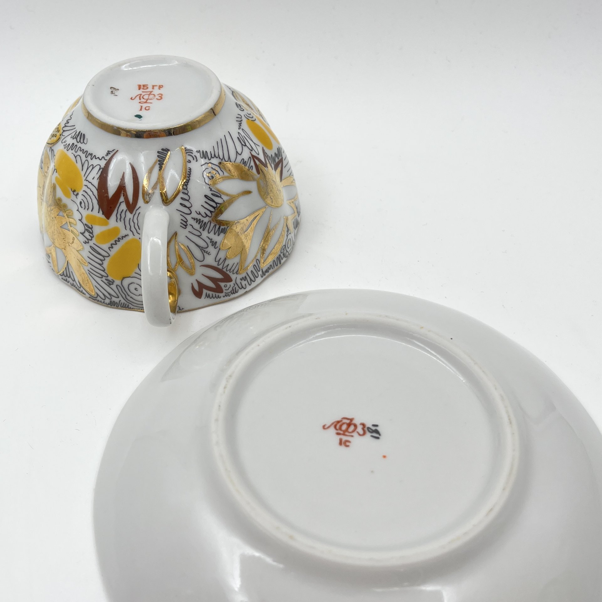 Пара чайная "Золотые ромашки", автор росписи Л.И. Григорьева, форма "Тюльпан", фарфор, деколь, золочение, Ленинградский фарфоровый завод (ЛФЗ), СССР, 1970-1986 гг.