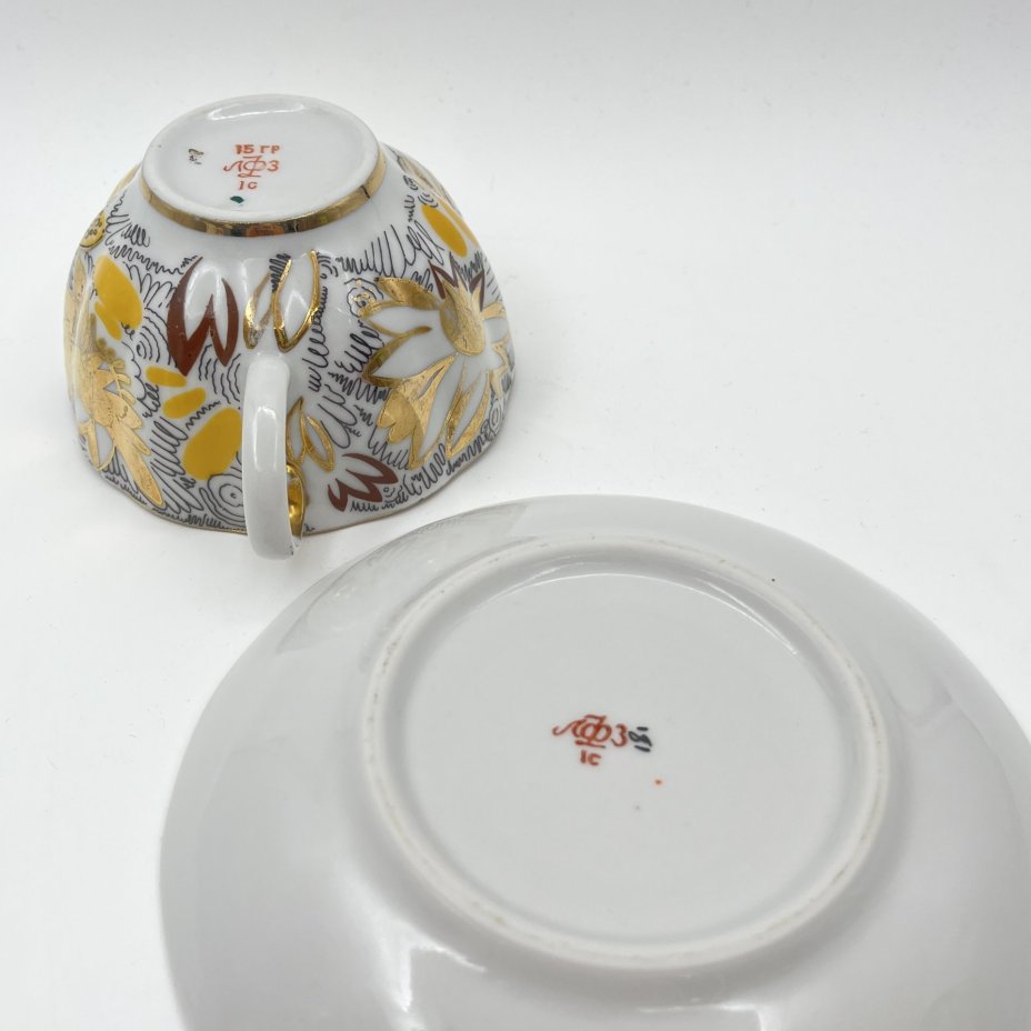 Пара чайная "Золотые ромашки", автор росписи Л.И. Григорьева, форма "Тюльпан", фарфор, деколь, золочение, Ленинградский фарфоровый завод (ЛФЗ), СССР, 1970-1986 гг.