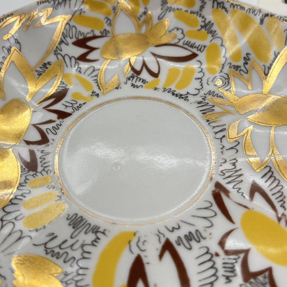 Пара чайная "Золотые ромашки", автор росписи Л.И. Григорьева, форма "Тюльпан", фарфор, деколь, золочение, Ленинградский фарфоровый завод (ЛФЗ), СССР, 1970-1986 гг.