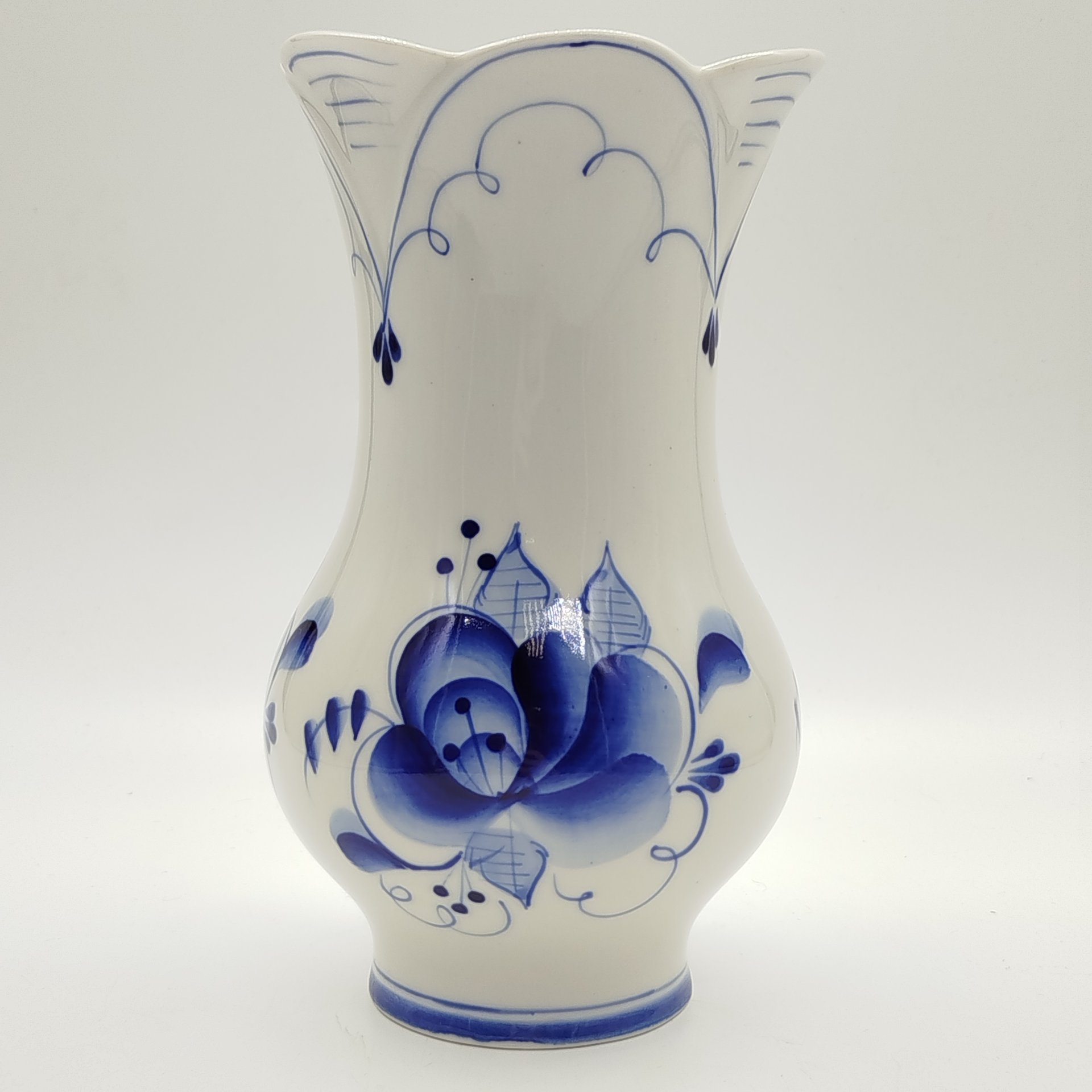 Ваза для букета с расписным цветочным декором, Гжель, фарфор, роспись, Россия, 1990-2015 гг.