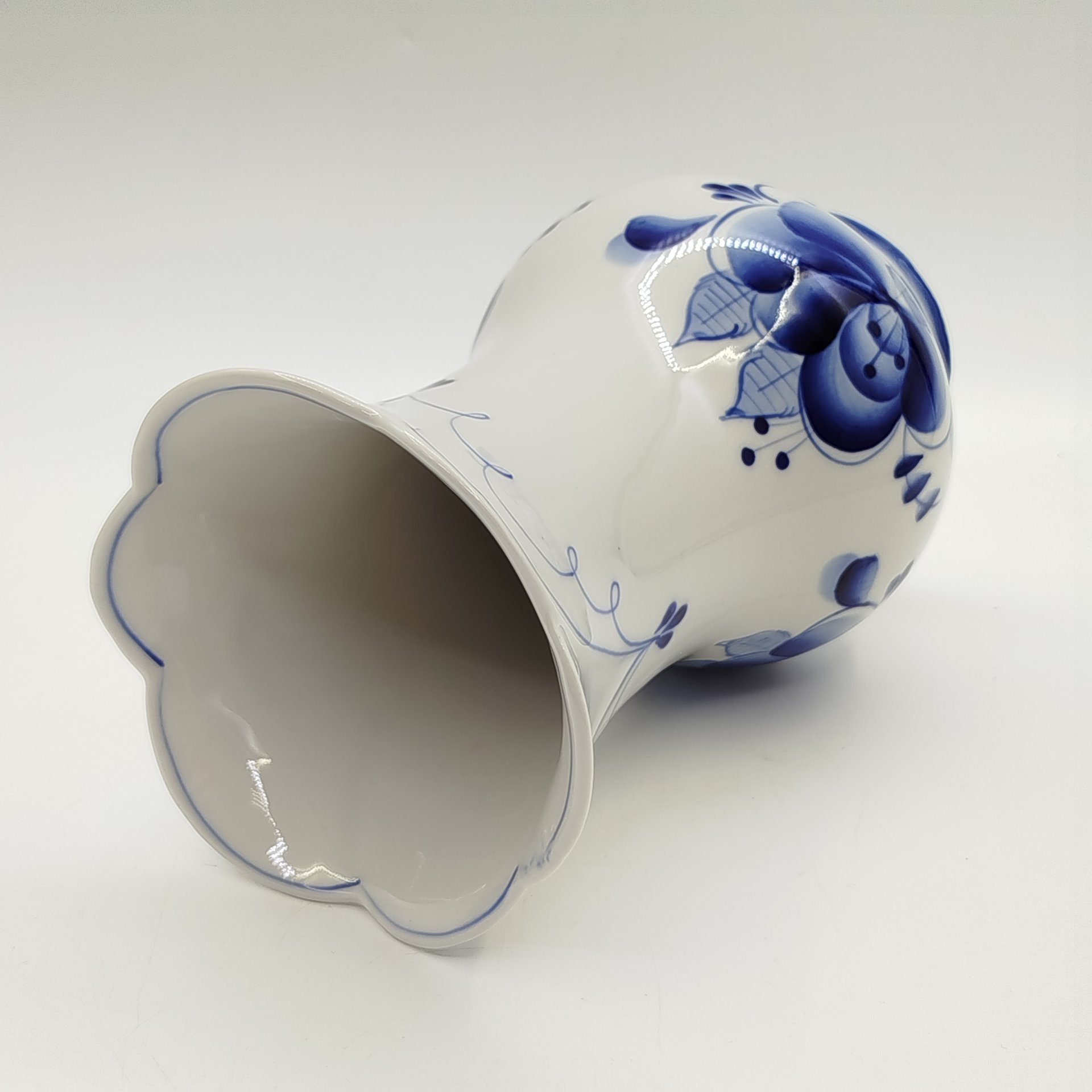 Ваза для букета с расписным цветочным декором, Гжель, фарфор, роспись, Россия, 1990-2015 гг.