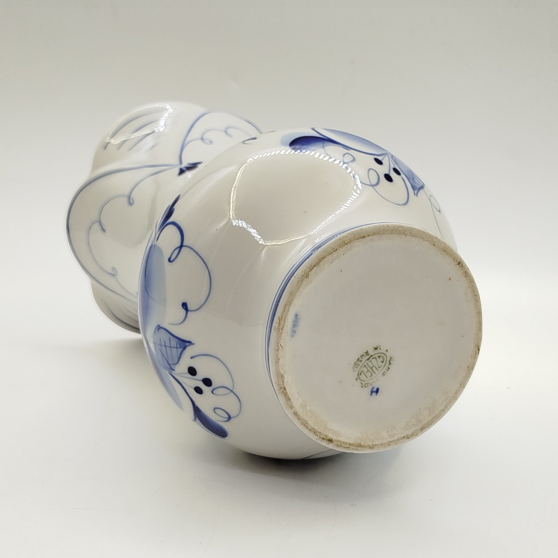 Ваза для букета с расписным цветочным декором, Гжель, фарфор, роспись, Россия, 1990-2015 гг.