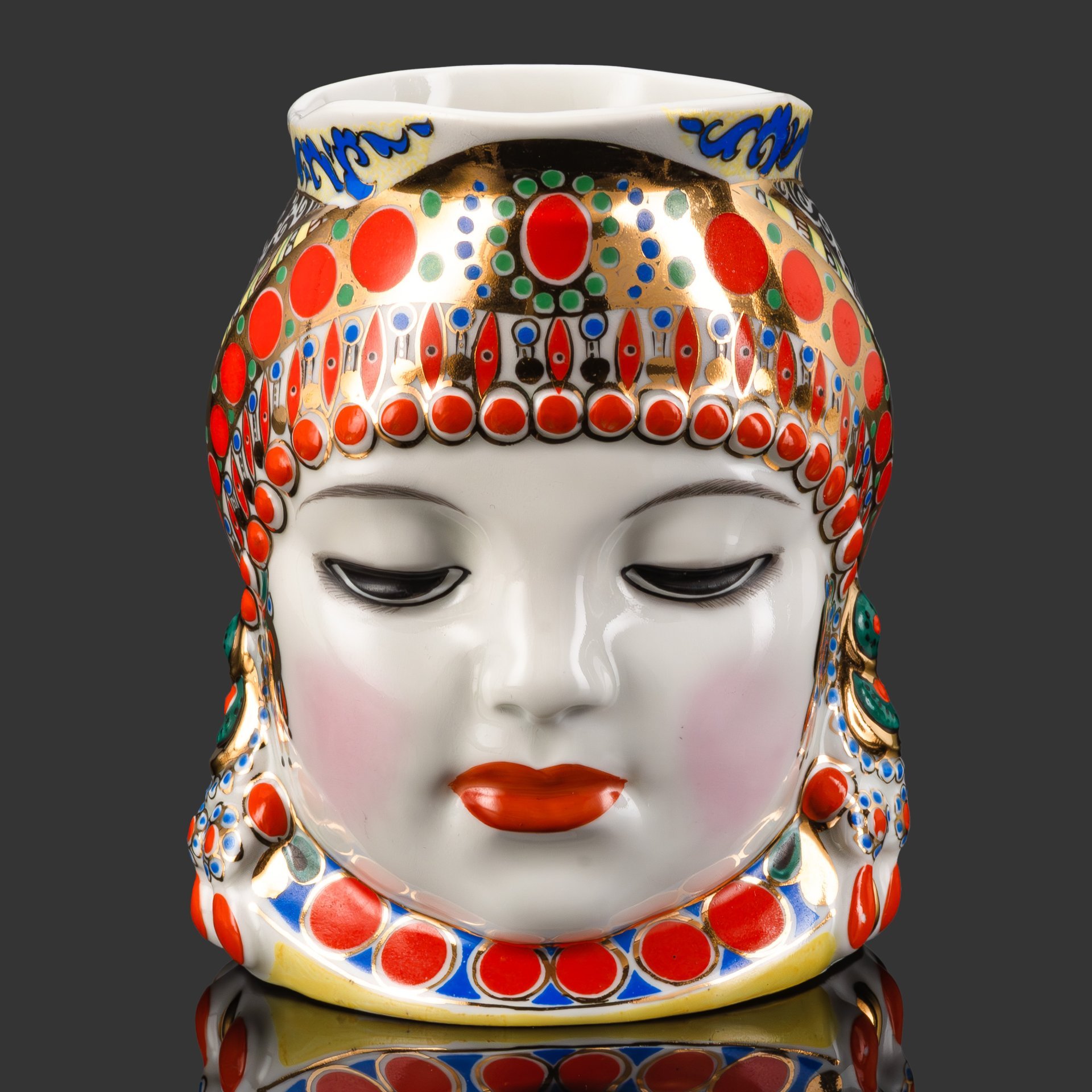 Кружка декоративная "Молоко", скульптор Данько Н.Я., художник Воробьевский А.В., фарфор, роспись, золочение, Ленинградский фарфоровый завод (ЛФЗ), СССР, 1960-1970 гг.