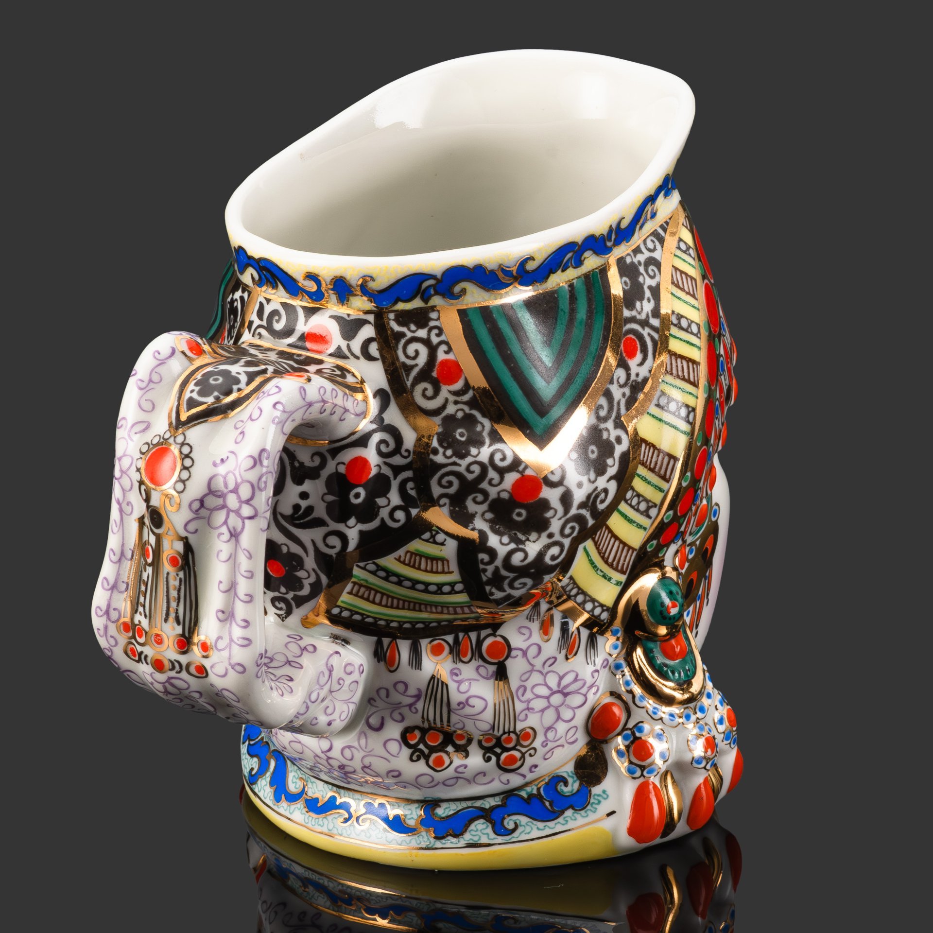 Кружка декоративная "Молоко", скульптор Данько Н.Я., художник Воробьевский А.В., фарфор, роспись, золочение, Ленинградский фарфоровый завод (ЛФЗ), СССР, 1960-1970 гг.