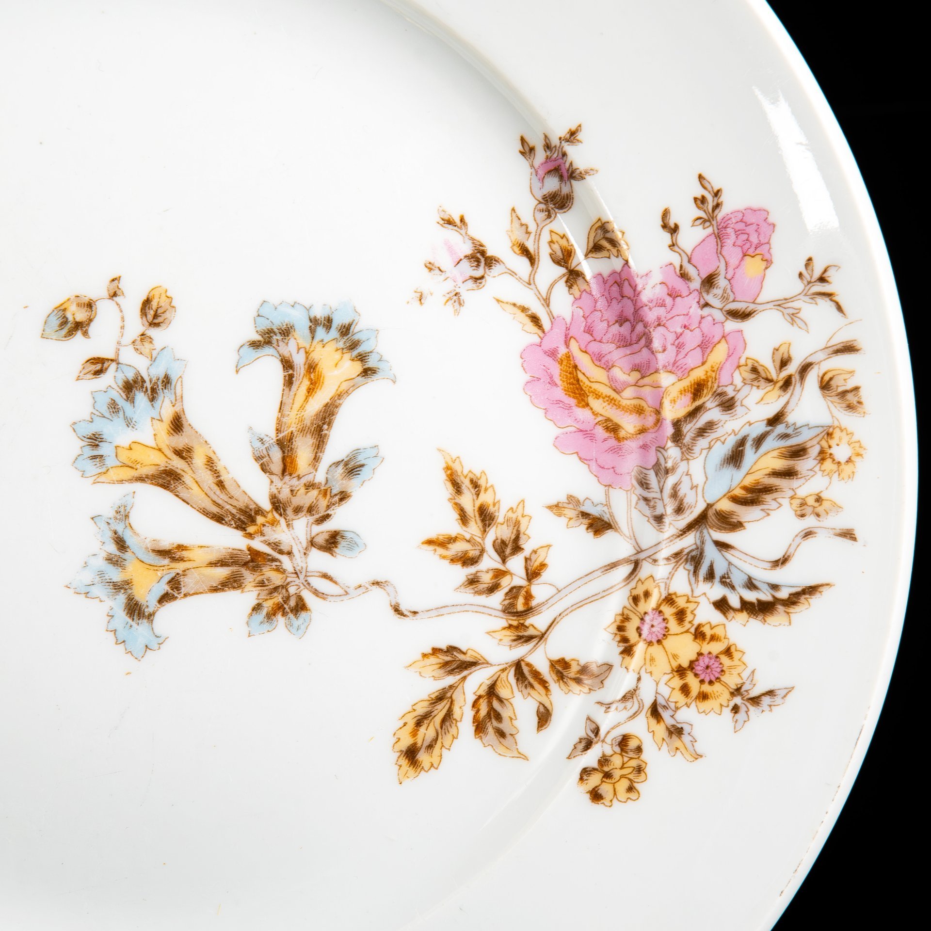 Тарелка обеденная с цветочным декором