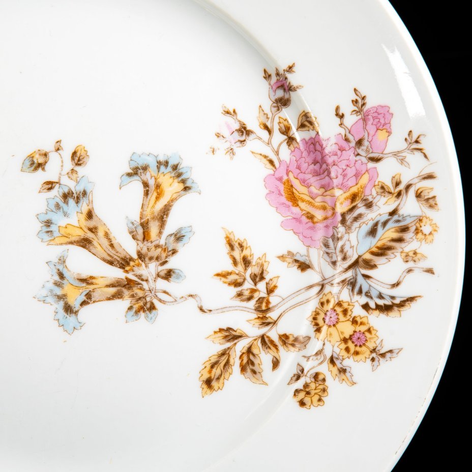 Тарелка обеденная с цветочным декором