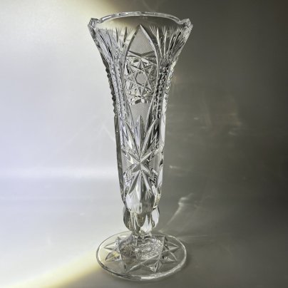 Ваза в форме кубка, украшенная рельефным резным декором, Bohemia Crystal (Bohemia Glass)
