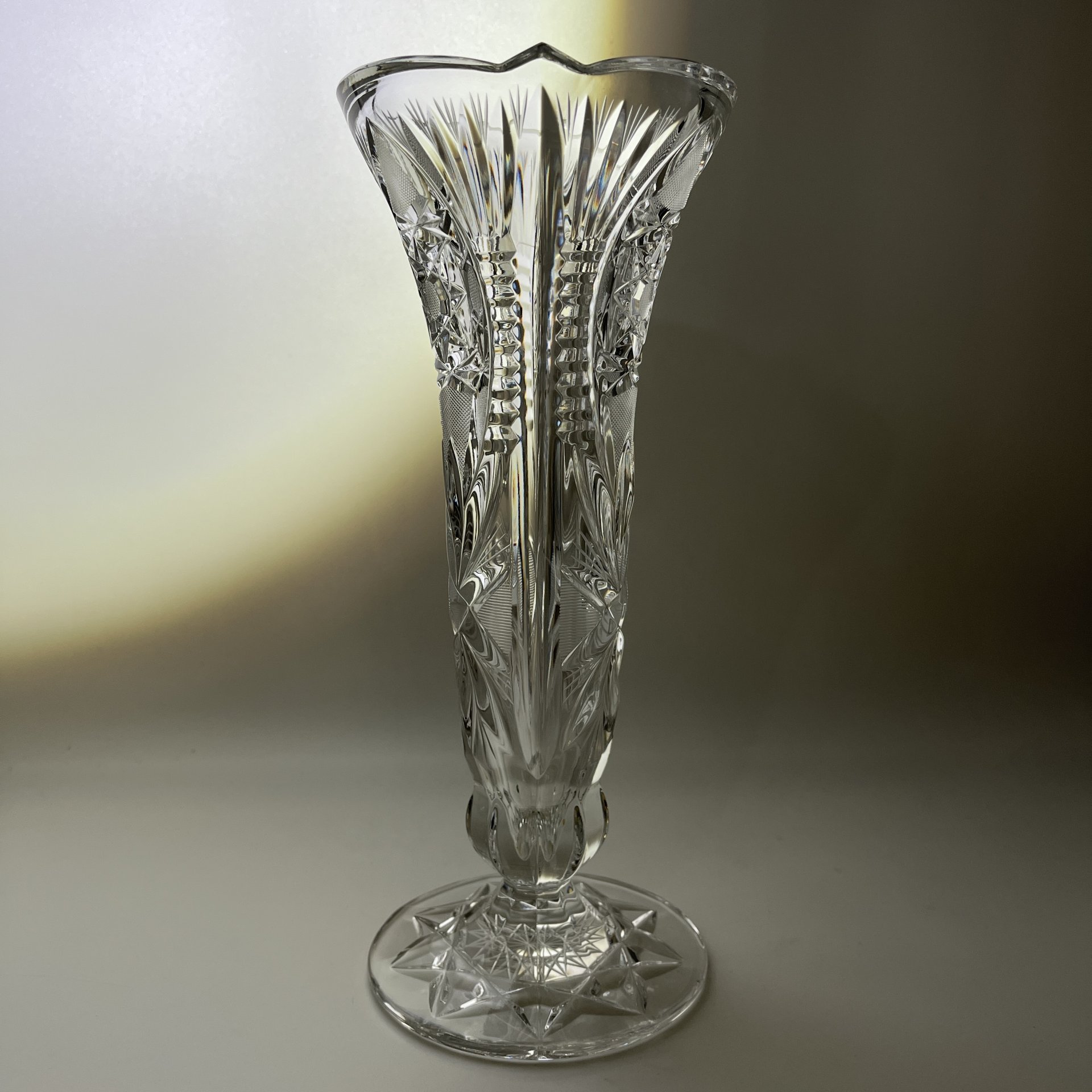 Ваза в форме кубка, украшенная рельефным резным декором, Bohemia Crystal (Bohemia Glass)