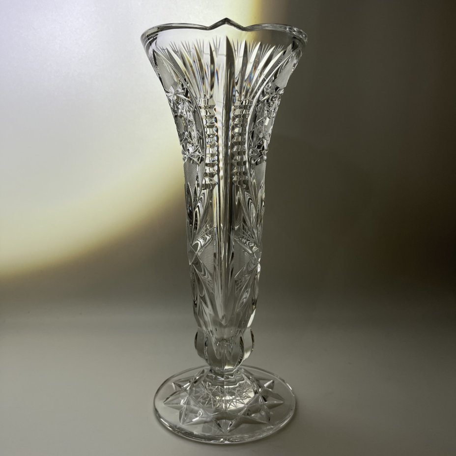 Ваза в форме кубка, украшенная рельефным резным декором, Bohemia Crystal (Bohemia Glass)