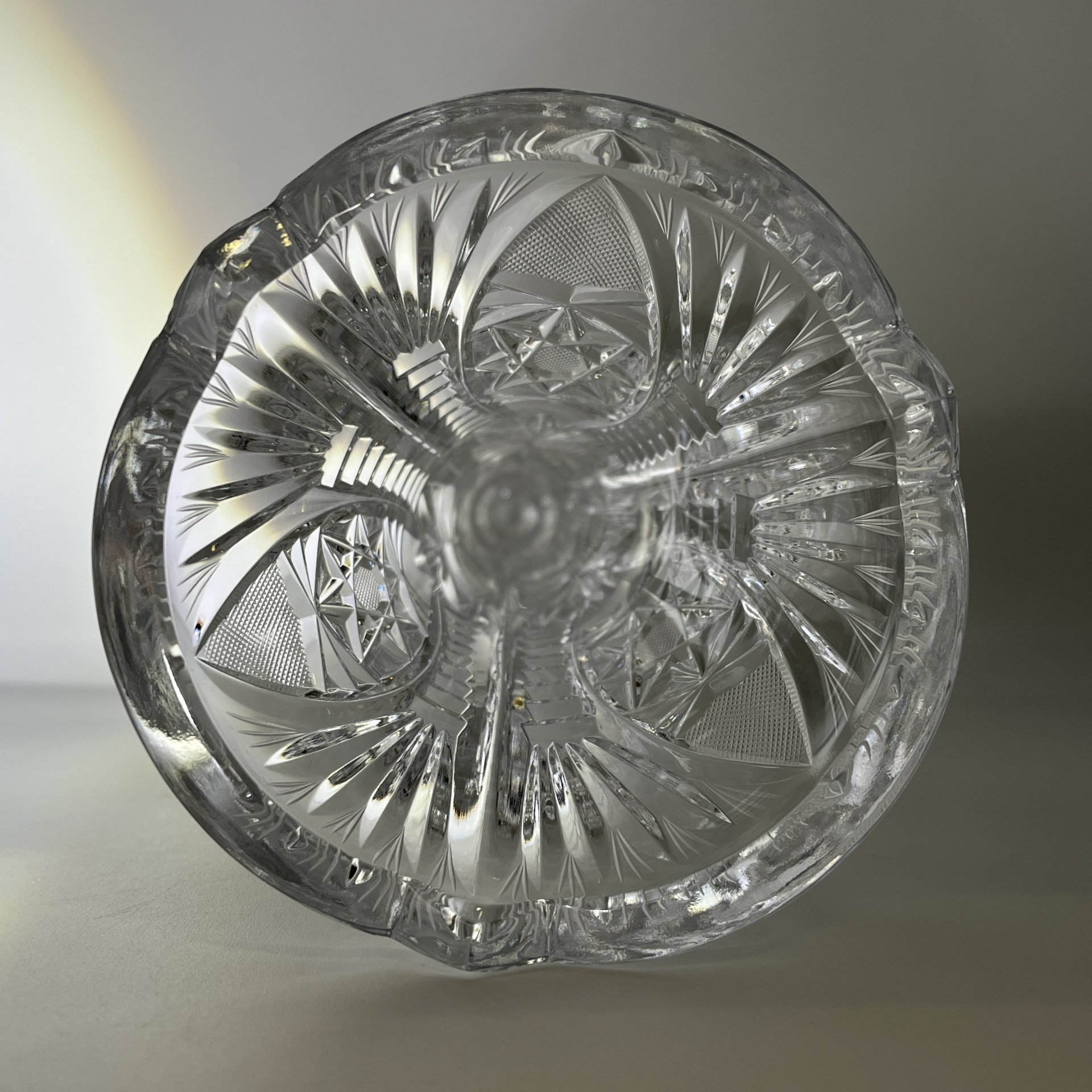 Ваза в форме кубка, украшенная рельефным резным декором, Bohemia Crystal (Bohemia Glass)