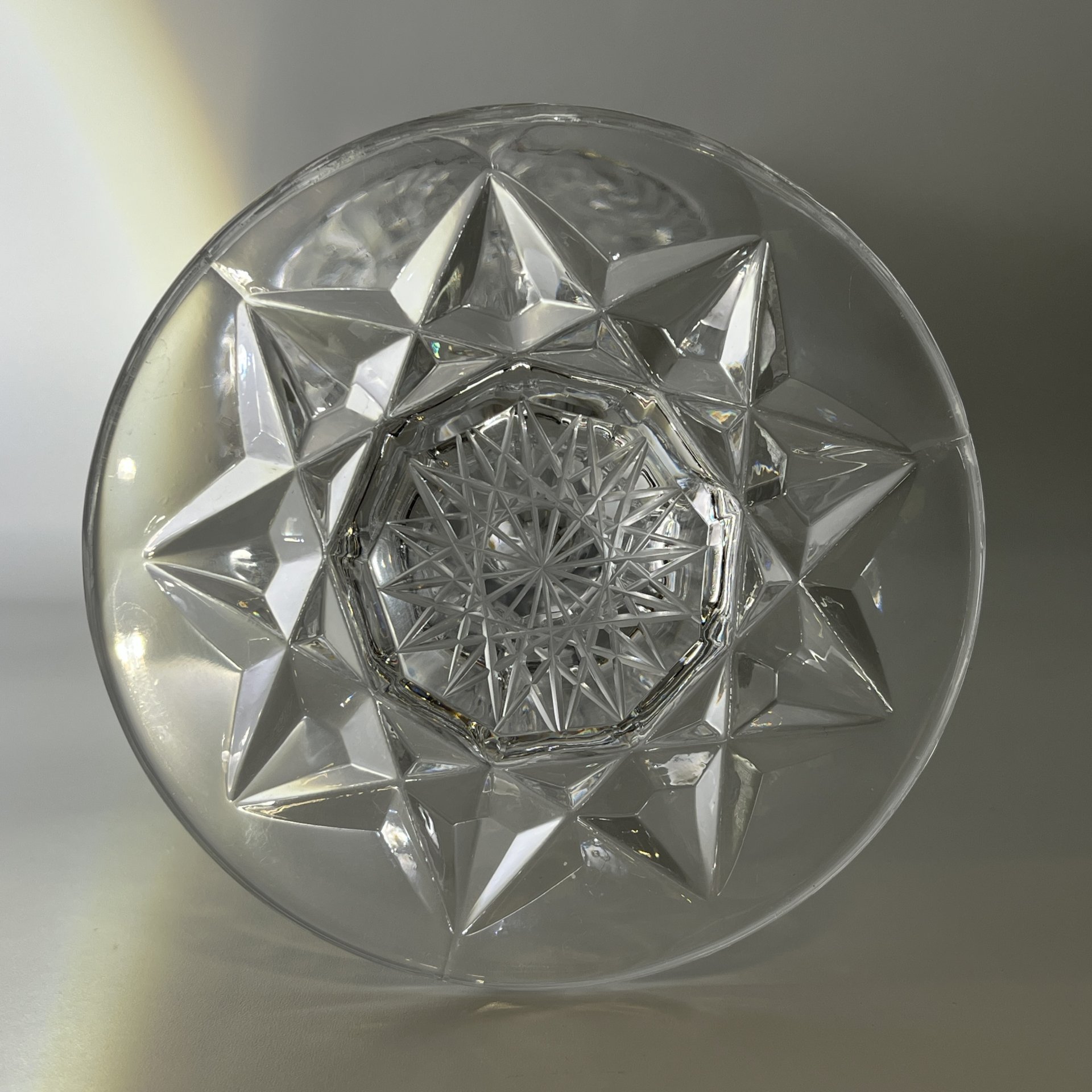 Ваза в форме кубка, украшенная рельефным резным декором, Bohemia Crystal (Bohemia Glass)