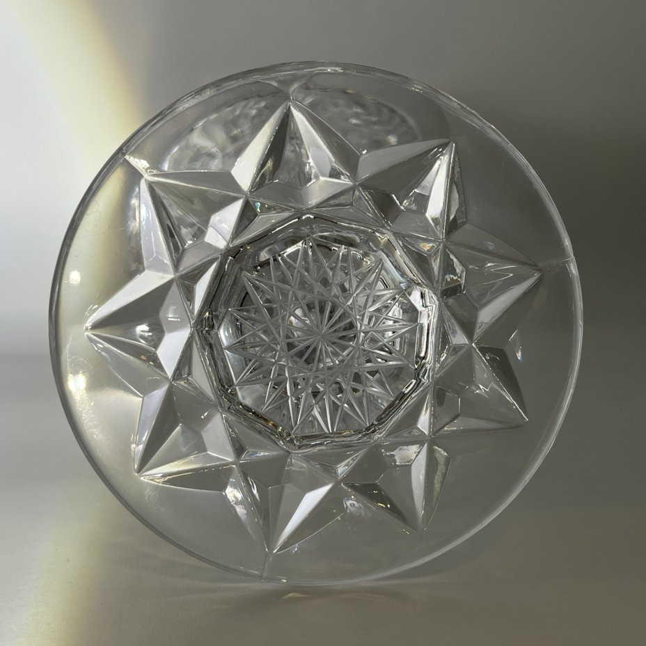 Ваза в форме кубка, украшенная рельефным резным декором, Bohemia Crystal (Bohemia Glass)