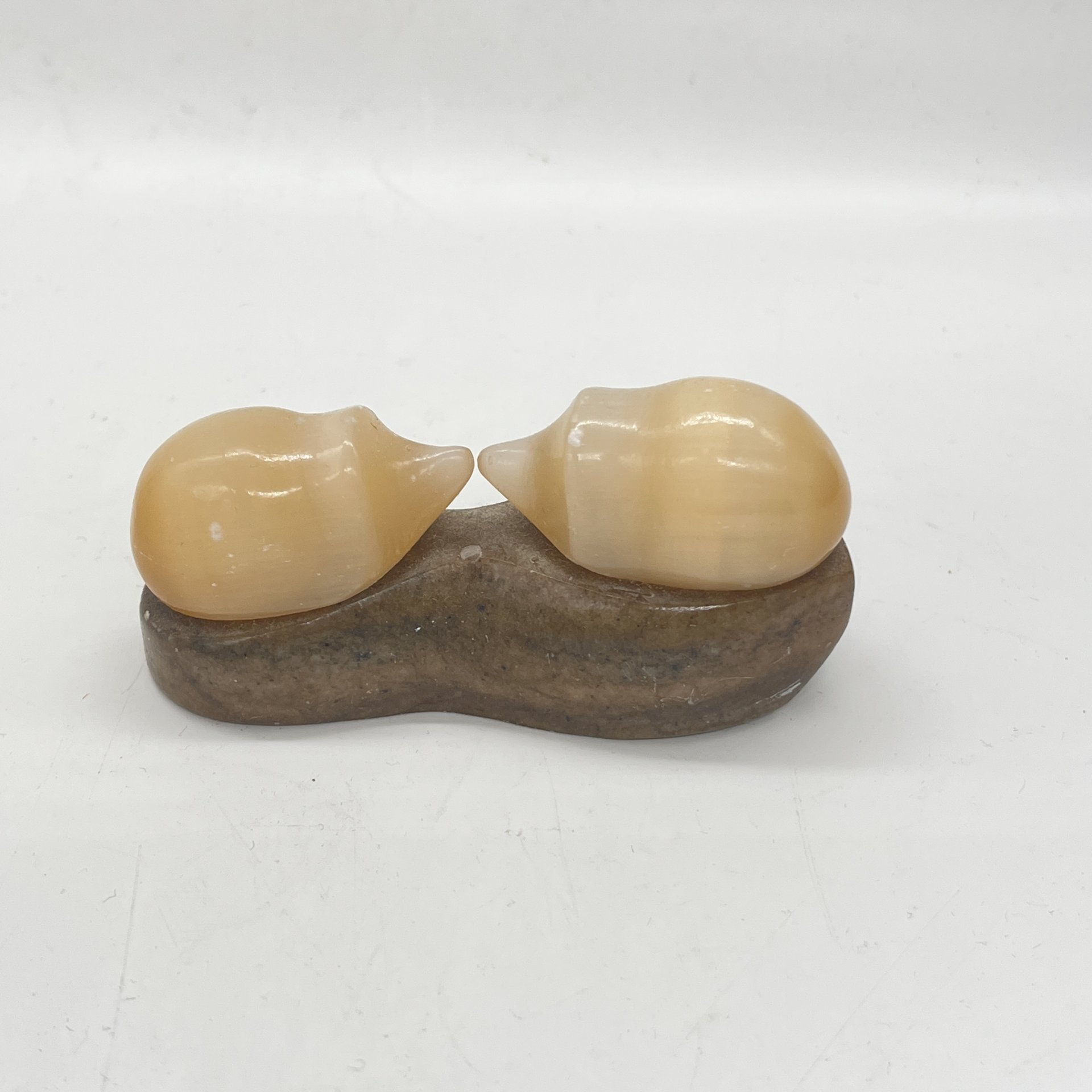 Статуэтка "Два ежика" на подставке, натуральный камень, Азия, 2000-2010 гг.