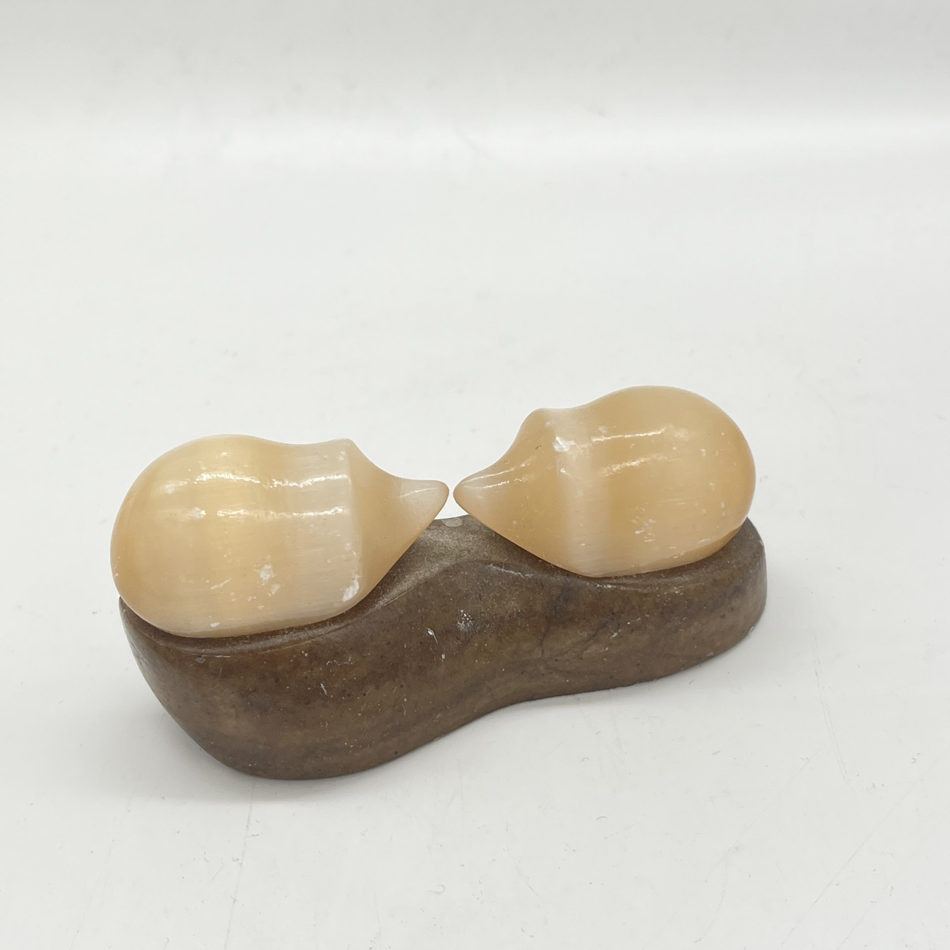 Статуэтка "Два ежика" на подставке, натуральный камень, Азия, 2000-2010 гг.