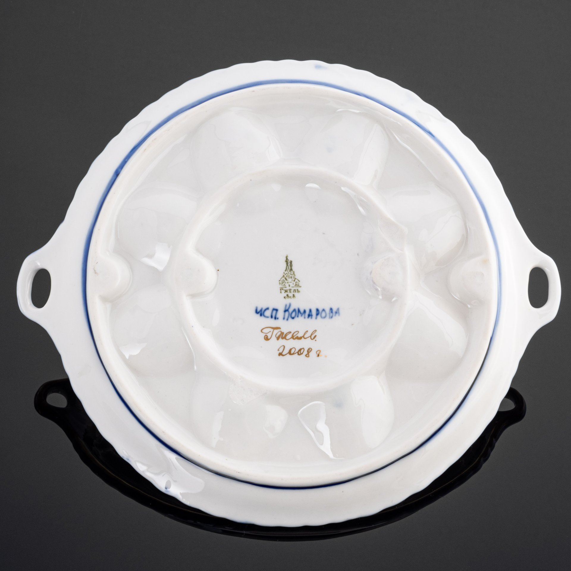 Пасхальница ( блюдо, подставка для 8 яиц), украшенная золотым цветочным декором. Исполнитель Комарова, Объединение «Гжель»