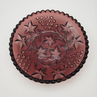 Тарелочка марганцевого цвета с декором в виде виноградных лоз, выполненным с оборотной стороны, марганцевое стекло, литье, Россия, 1900-1940 гг.