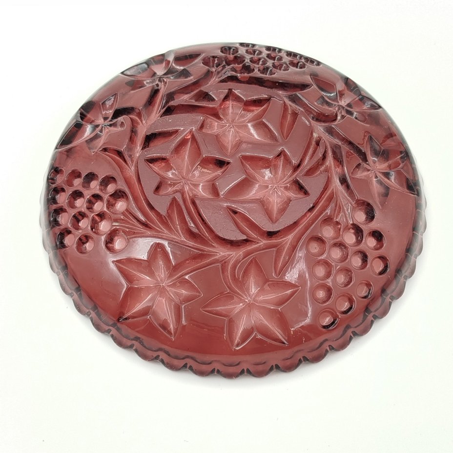 Тарелочка марганцевого цвета с декором в виде виноградных лоз, выполненным с оборотной стороны