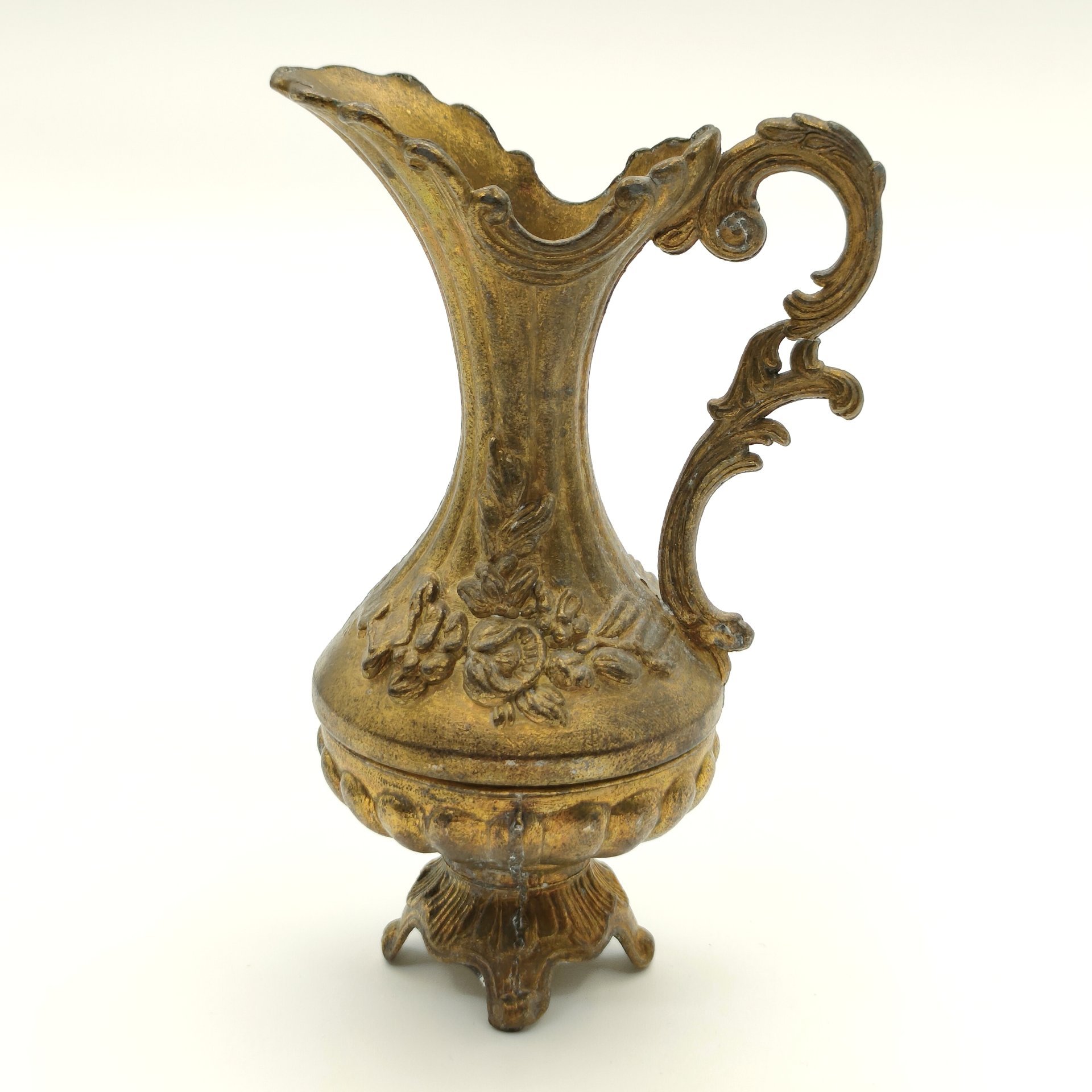 Кувшин декоративный с рельефным цветочным декором, металл, литье, золочение, Италия, 1920-1950 гг.