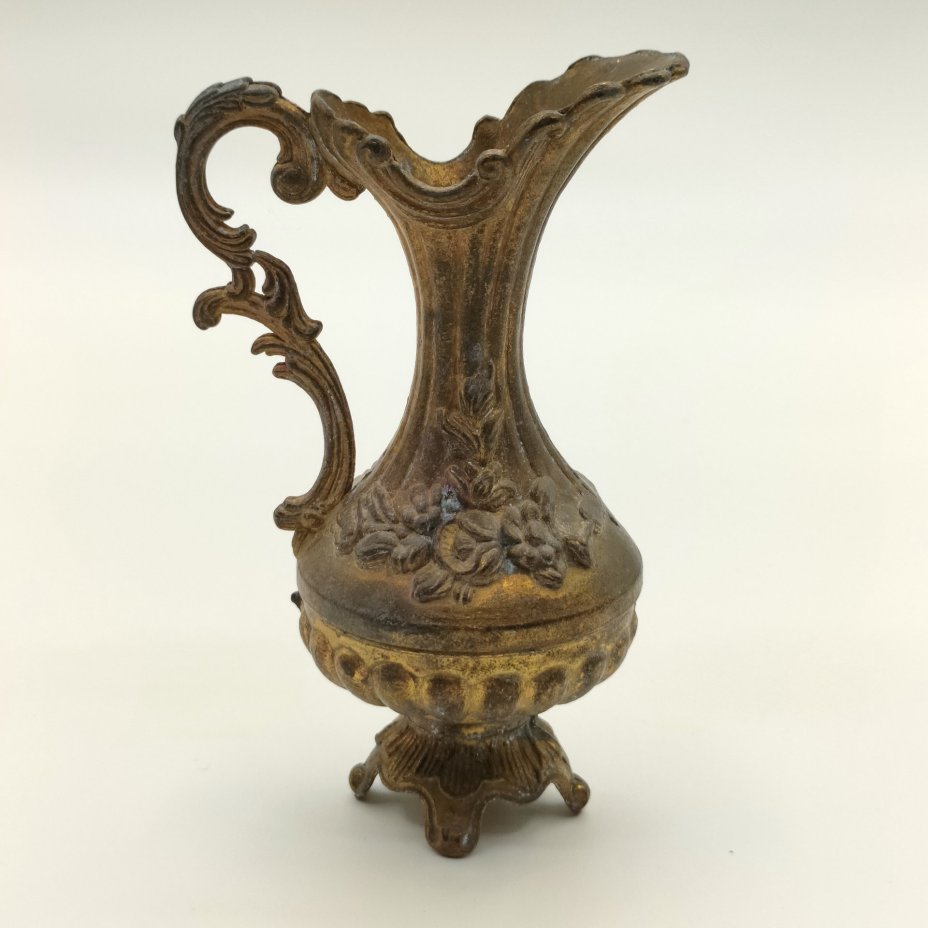 Кувшин декоративный с рельефным цветочным декором