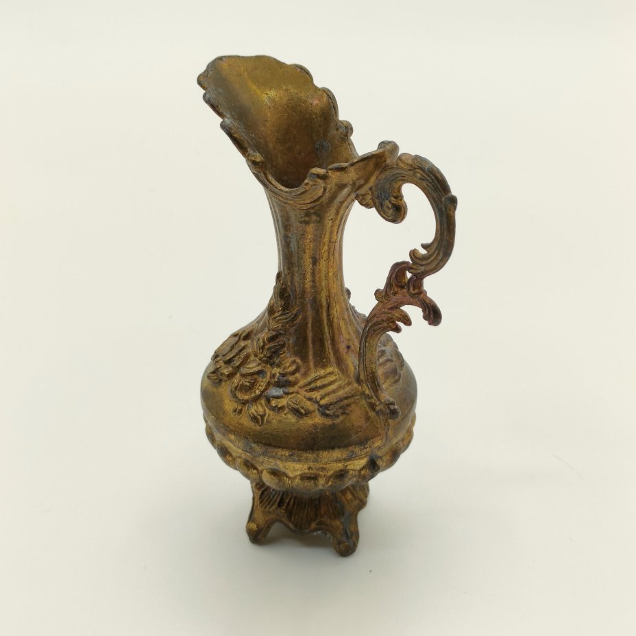 Кувшин декоративный с рельефным цветочным декором