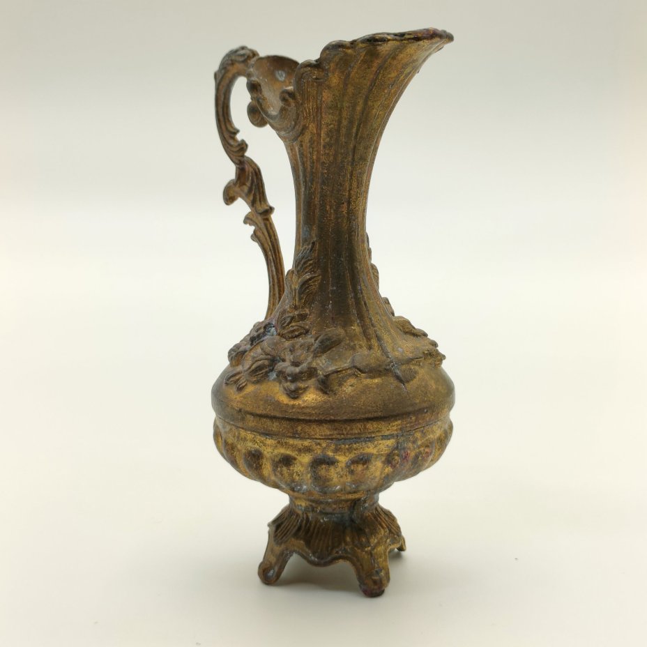 Кувшин декоративный с рельефным цветочным декором