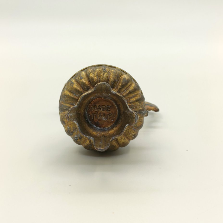 Кувшин декоративный с рельефным цветочным декором