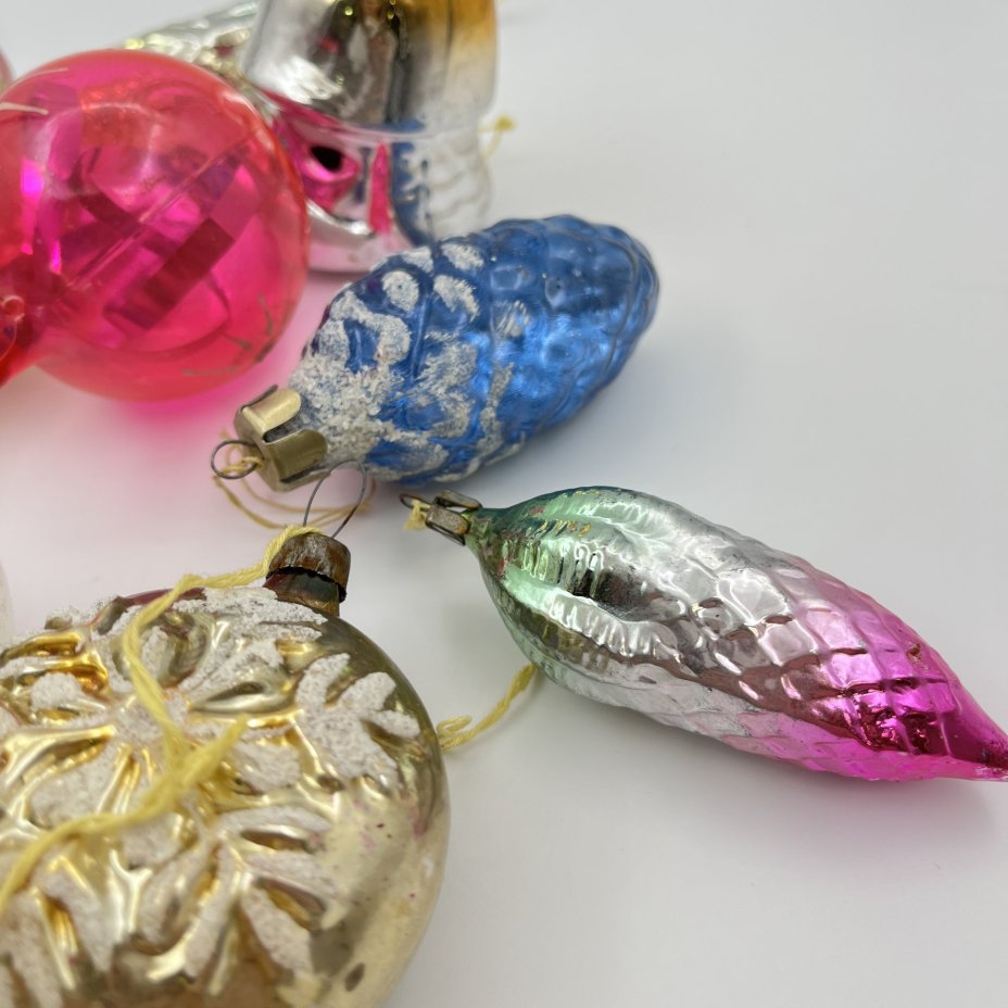 Набор из 13-ти подвесных ёлочных игрушек различных форм в подборе