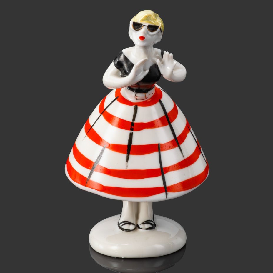 Статуэтка "Сплетница" из скульптурной группы "Разговор",  авторы А.В. Дегтярев и Л.Н. Сморгон, фарфор, роспись, Ленинградский завод фарфоровых изделий (ЛЗФИ), СССР, 1956-1967 гг.