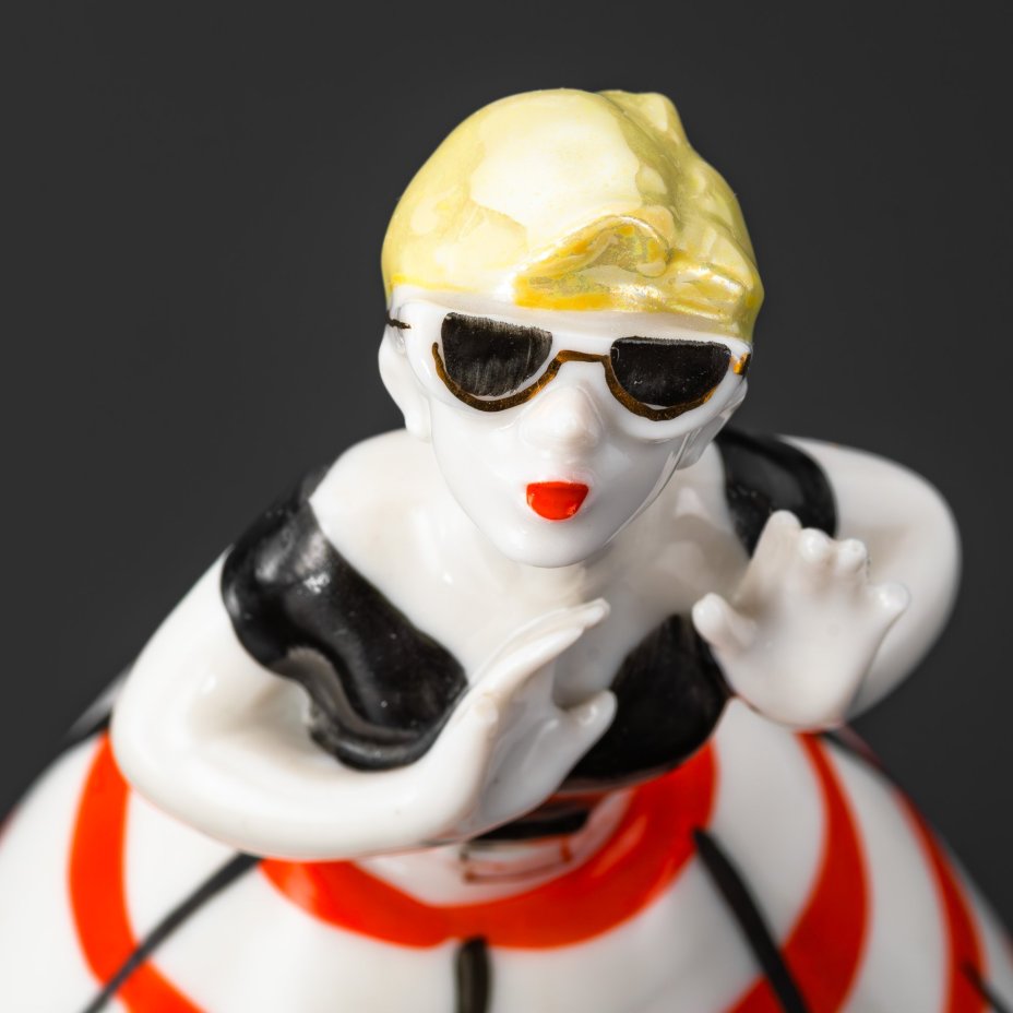 Статуэтка "Сплетница" из скульптурной группы "Разговор",  авторы А.В. Дегтярев и Л.Н. Сморгон, фарфор, роспись, Ленинградский завод фарфоровых изделий (ЛЗФИ), СССР, 1956-1967 гг.