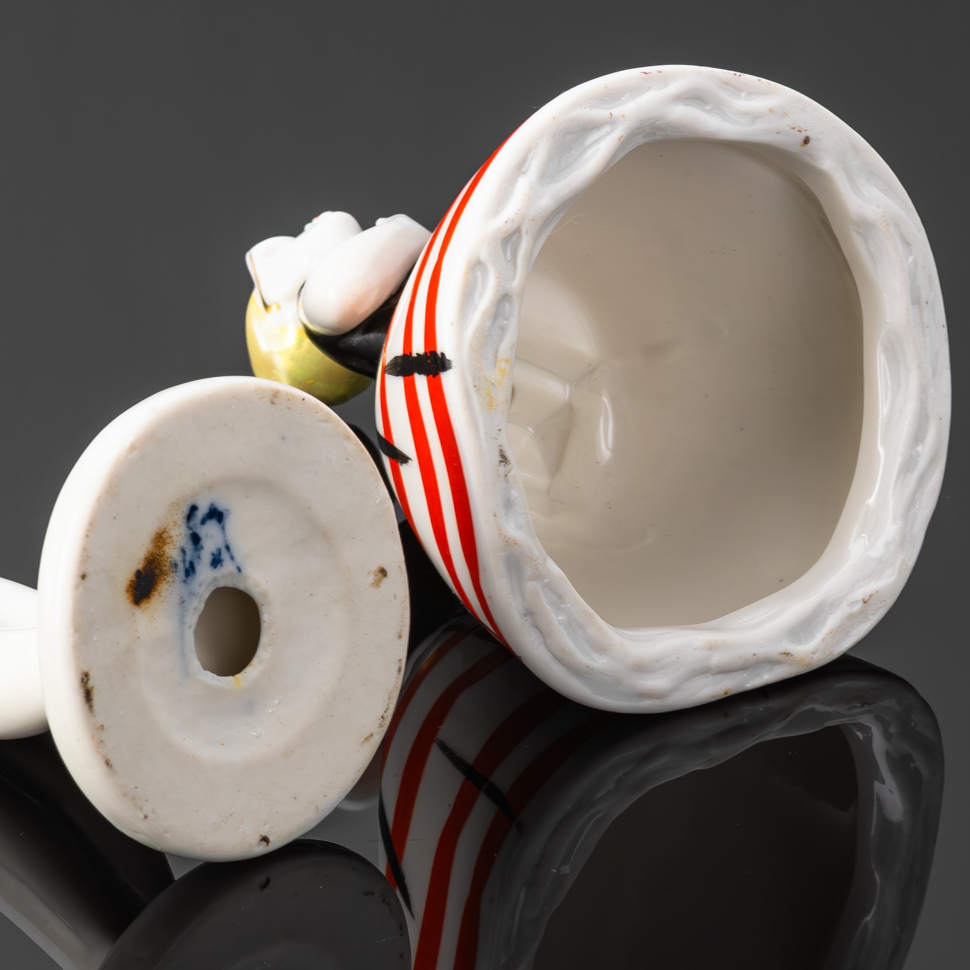 Статуэтка "Сплетница" из скульптурной группы "Разговор",  авторы А.В. Дегтярев и Л.Н. Сморгон, фарфор, роспись, Ленинградский завод фарфоровых изделий (ЛЗФИ), СССР, 1956-1967 гг.