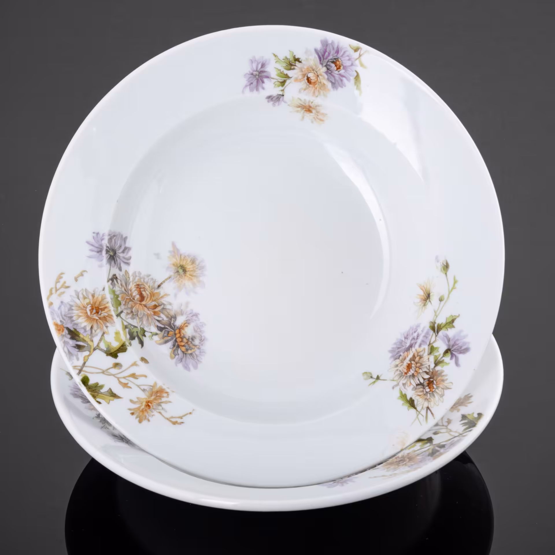 Набор из 2 суповых тарелок, декорированных цветочным узором "Хризантемы", Товарищество М.С. Кузнецова в Вербилках (г. Дмитров)