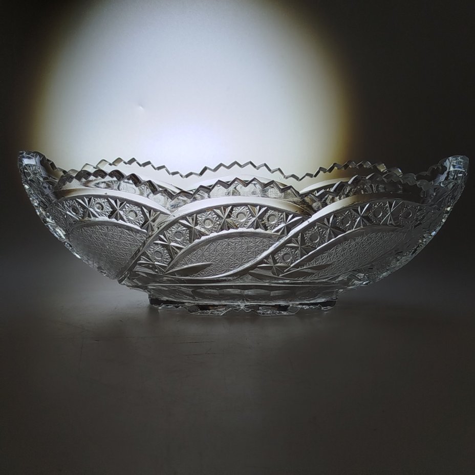 Конфетница (ваза) в форме ладьи с резным декором